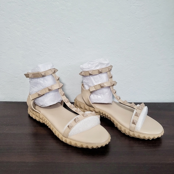 Flat Sandal - Color: Nude - Size 7 - Picture 2 of 6